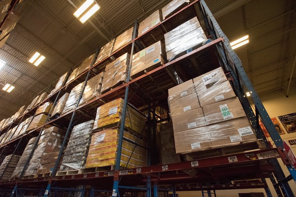 Estrutura porta-paletes com produtos paletizados, pronta para a contagem do inventário rotativo por endereço